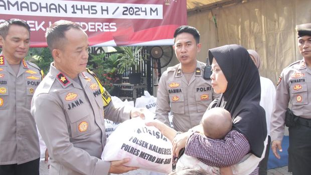Polres Metro Jakarta Barat membagikan 600 paket sembako dan beras kepada masyarakat