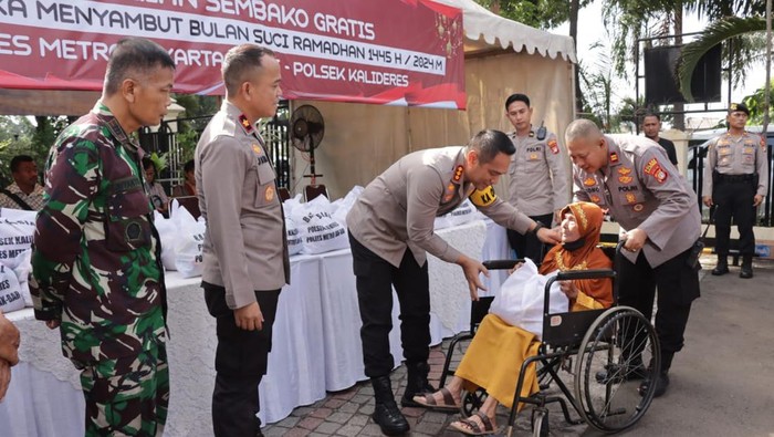 Polres Metro Jakarta Barat membagikan 600 paket sembako dan beras kepada masyarakat