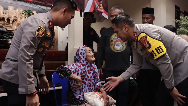 Polres Metro Jakarta Barat membagikan 600 paket sembako dan beras kepada masyarakat