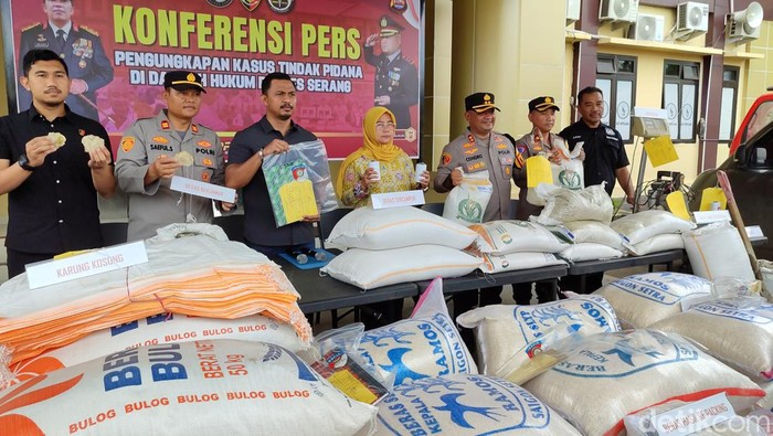 Polres Serang mengamankan seorang pria, SK (54), pengoplos beras Bulog dengan beras berjamur tidak layak konsumsi (Bahtiar/detikcom)