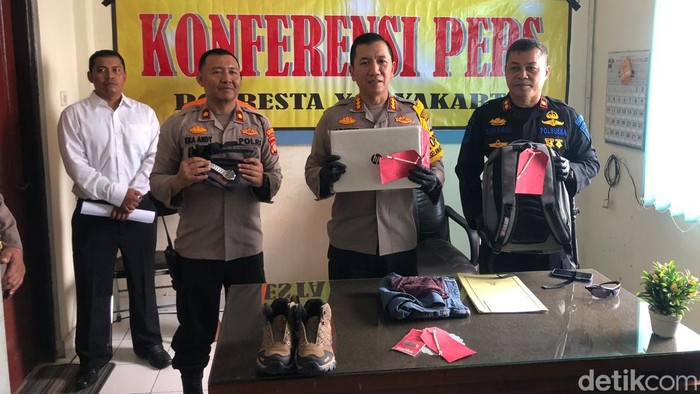 Polresta Jogja pers rilis kasus pencurian barang penumpang KA, di Mapolsek Gedongtengen, Kota Jogja, Kamis (7/3/2024).