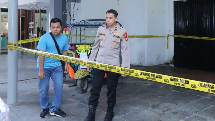 Polsek Mampang Prapatan memasang police line di Kafe MB Kemang, lokasi pemuda tewas ditusuk.