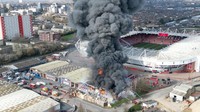 Dilaporkan saat ini petugas pemadam sedang mengatasi kebakaran yang melanda unit-unit industri di dekat stadion St Marys Southampton tersebut. Kebakaran tersebut terjadi hanya beberapa jam sebelum pertandingan kontra Preston digelar.        