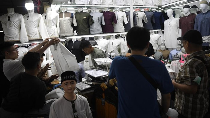 Potret Pasar Tanah Abang Ramai Diserbu Pembeli Jelang Ramadan Pedagang melayani pembelian baju di Pasar Tanah Abang, Jakarta, Rabu (6/3/2024). Pedagang menyebutkan menjelang bulan suci Ramadhan 1445 Hijriah omzet penjualan mengalami kenaikan sekitar dua kali lipat dari biasanya Rp2 juta per harinya menjadi Rp4 juta. ANTARA FOTO/M Risyal Hidayat/rwa.