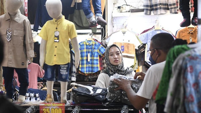 Potret Pasar Tanah Abang Ramai Diserbu Pembeli Jelang Ramadan Pedagang melayani pembelian baju di Pasar Tanah Abang, Jakarta, Rabu (6/3/2024). Pedagang menyebutkan menjelang bulan suci Ramadhan 1445 Hijriah omzet penjualan mengalami kenaikan sekitar dua kali lipat dari biasanya Rp2 juta per harinya menjadi Rp4 juta. ANTARA FOTO/M Risyal Hidayat/rwa.
