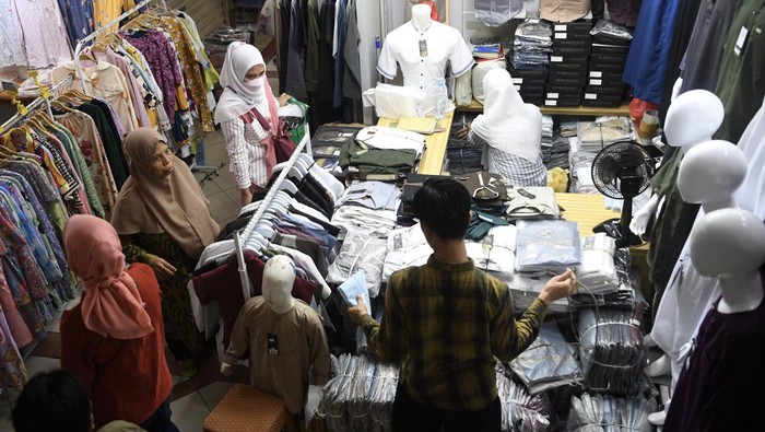 Potret Pasar Tanah Abang Ramai Diserbu Pembeli Jelang Ramadan Pedagang melayani pembelian baju di Pasar Tanah Abang, Jakarta, Rabu (6/3/2024). Pedagang menyebutkan menjelang bulan suci Ramadhan 1445 Hijriah omzet penjualan mengalami kenaikan sekitar dua kali lipat dari biasanya Rp2 juta per harinya menjadi Rp4 juta. ANTARA FOTO/M Risyal Hidayat/rwa.