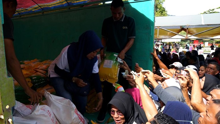Potret Warga Gorontalo Rebutan Beras Murah Warga berebutan membeli beras Bulog pada Gerakan Pangan Murah (GPM) di Lapangan Taruna Remaja, Kota Gorontalo, Gorontalo, Kamis (7/3/2024). Pemerintah Kota Gorontalo bersama Bulog Cabang Gorontalo dan distributor pangan menjual bahan kebutuhan pokok seperti beras, minyak goreng, telur ayam, ikan dan bahan kebutuhan lainnya dengan harga di bawah pasaran menjelang bulan Ramadhan. ANTARA FOTO/Adiwinata Solihin/rwa.