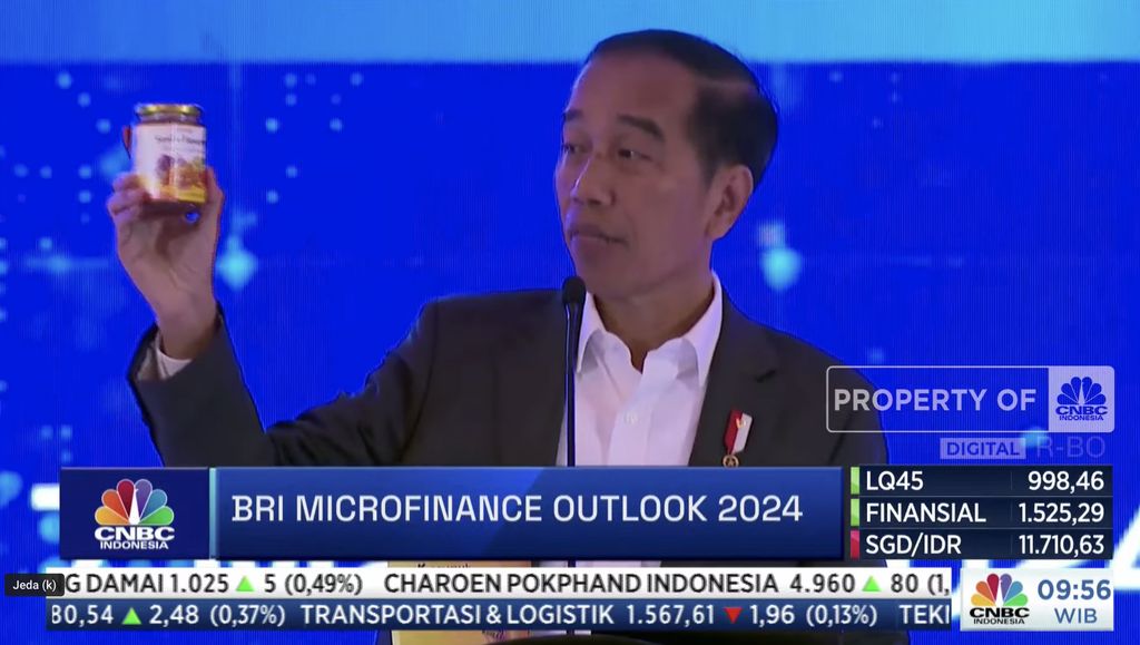 Presiden RI Joko Widodo memberi sambutan di acara BRI Microfinance Outlook 2024, Jakarta, 7/4.
