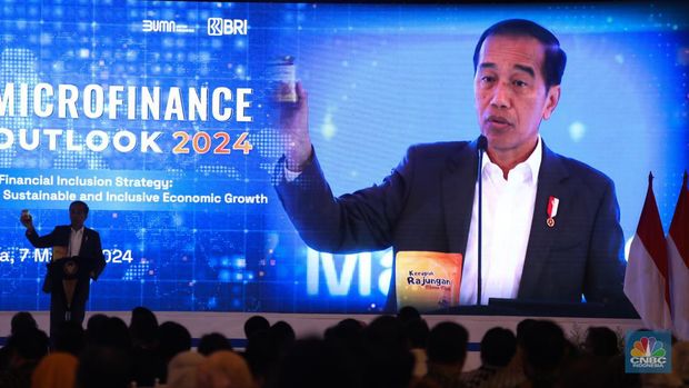 Presiden RI Joko Widodo memberi sambutan di acara BRI Microfinance Outlook 2024, Jakarta, 7/4. (CNBC Indonesia/Tri Susilo)