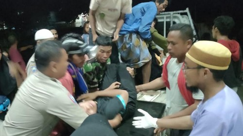 Proses evakuasi penumpang pikap yang terperosok ke jurang di Kecamatan Soromandi, Kabupaten Bima, NTB, Rabu (6/3/2024). (Foto: Istimewa)