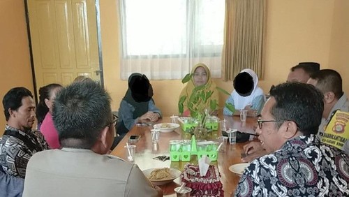 Proses mediasi dua remaja berkelahi di depan kantor Kesbangpol Pemda Lombok Barat. (Dok Polres Lombok Barat)