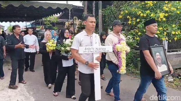 Proses pemakaman Polo Srimulat diiringi langit mendung
