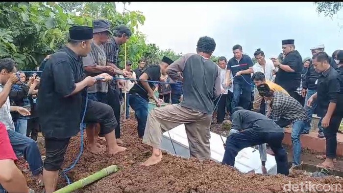 Proses pemakaman Polo Srimulat diiringi langit mendung