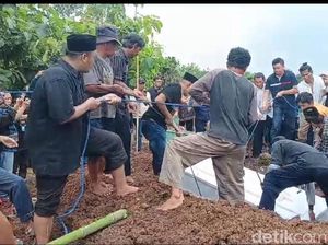 Prosesi Pemakaman Polo Srimulat di Madiun Berlangsung Khidmat