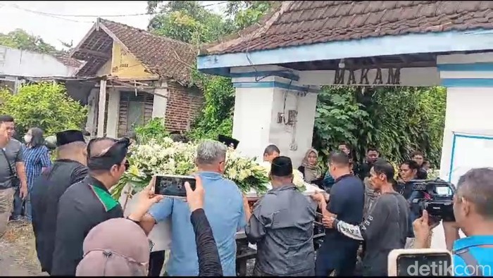 Proses pemakaman Polo Srimulat diiringi langit mendung