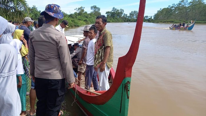 Proses pencarian korban dilakukan tim gabungan dan warga sekitar (Foto: dok. Polres Agam)