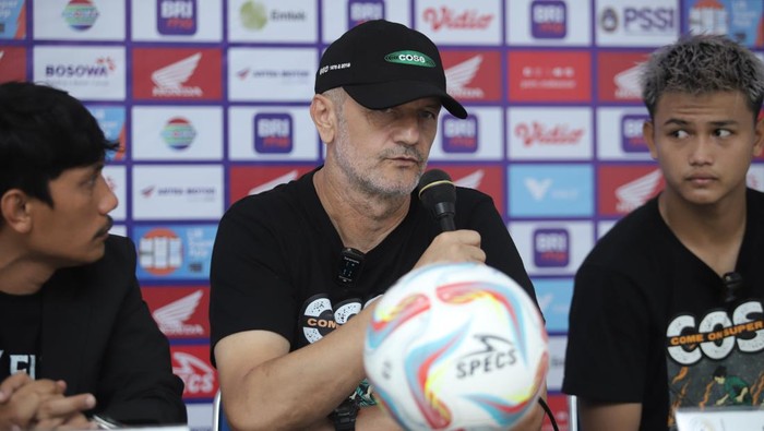 Pelatih PSS Sleman, Risto Vidakovic saat sesi jumpa pers sebelum lawan PSM Makassar, Kamis (7/3/2024).