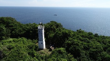 Hanya sedikit orang pernah menghuni Pulau Ular hingga 1920-an untuk mengoperasikan mercusuar yang dibangun tahun 1909. Rumor setempat menyebutkan bahwa penjaga terakhir dan keluarganya meninggal karena gigitan ular yang menyelinap ke dalam rumah melalui jendela.