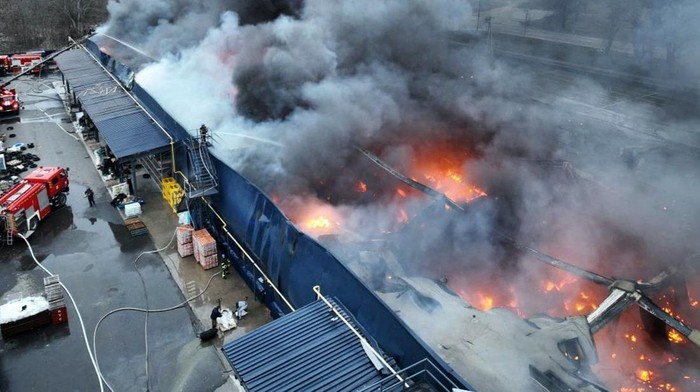 Pusat Perbelanjaan di Ukraina Hancur Terbakar Diserang Drone Rusia Rescuers work at a site of a shopping mall destroyed during a Russian military attack, amid Russia's attack on Ukraine, in Nikopol, Ukraine March 6, 2024. Dnipropetrivsk Regional Military Civil Administration via Telegram/Handout via REUTERS THIS IMAGE HAS BEEN SUPPLIED BY A THIRD PARTY. MANDATORY CREDIT. NO RESALES. NO ARCHIVES
