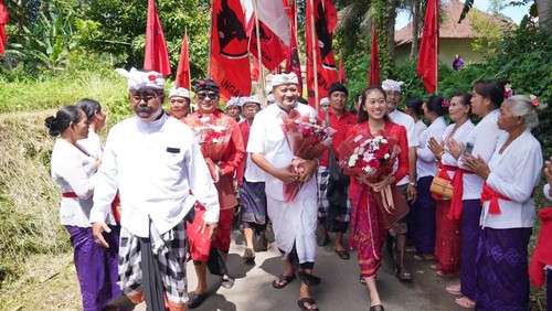 Putu Diah Pradnya Maharani bersama ayahnya yang juga mantan Bupati Gianyar, Agus Mahayastra, saat berkampanye beberapa waktu lalu. (Foto: Istimewa)