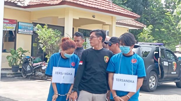 Rekonstruksi pembunuhan Indriana Dewi Eka Saputri oleh sejoli Devara dan Didot di Bogor.