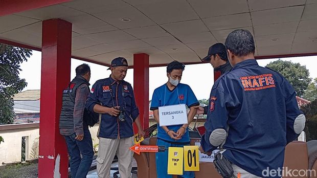 Rekonstruksi pembunuhan Indriana Dewi Eka Saputri oleh sejoli Devara dan Didot di Bogor.