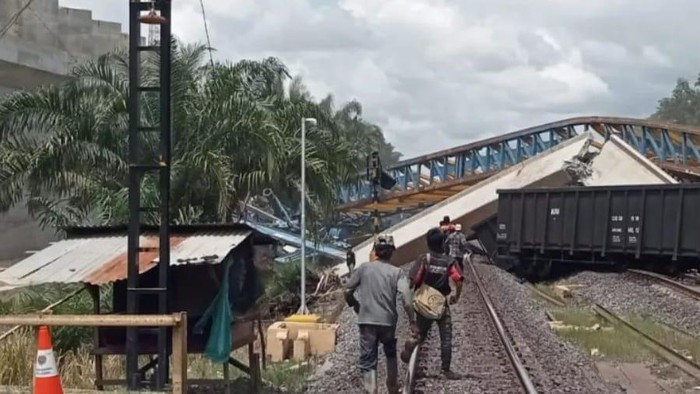 Reruntuhan crane flyover timpa KA babaranjang ganggu jadwal KA penumpang.