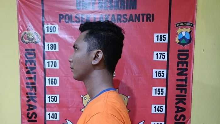 Riko saat ditangkap dan diperiksa di Polsek Lakarsantri