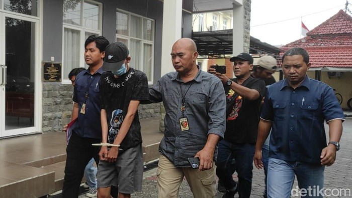 RK, pria yang eksplotasi pacar threesome di Kota Mojokerto