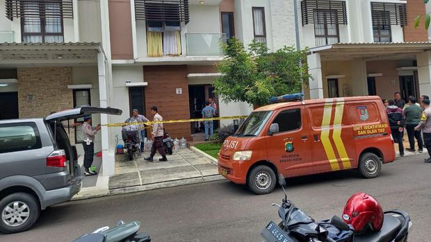 Rumah TKP anak dibunuh ibu kandung sendiri di Bekasi dipasangi garis polisi.