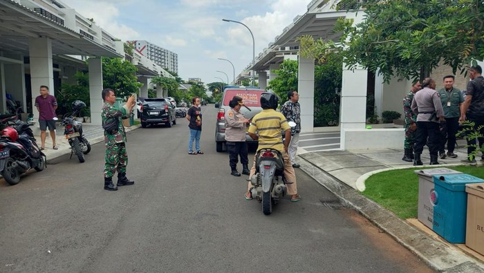 Rumah TKP anak dibunuh ibu kandung sendiri di Bekasi dipasangi garis polisi.