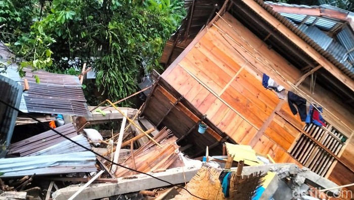 Rumah warga di Toraja Utara tertimpa batu besar yang longsor. Rumah warga di Toraja Utara tertimpa batu besar yang longsor.