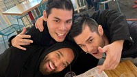 Ruy paling rajin hangout untuk menyapa sahabat-sahabatnya. Datang ke kafe untuk sekadar memesan minuman diisi dengan percakapan yang hangat sambil berpelukan. Foto: Instagram/ruyiskandar