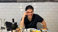 Ruy hobi mencicipi kuliner yang enak. Apalagi mukbang seafood yang segar dengan jumlah banyak. Foto: Instagram/ruyiskandar