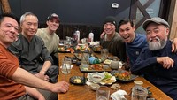 Selama proses shooting berlangsung, Ruy menjalin hubungan persahabatan yang baik dengan aktor lainnya. Mereka kerap kali makan bersama mempererat satu sama lain. Foto: Instagram/ruyiskandar