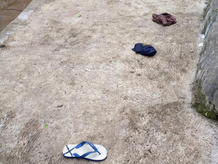 Sandal dan celana dalam bocah yang hanyut di Sungai Cikapundung.