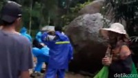 Foto: Sejumlah warga berusaha membersihkan sisa-sisa longsoran batu besar yang menimpa rumah warga di Toraja Utara, Sulsel. (Rachmat Ariadi/detikSulsel)