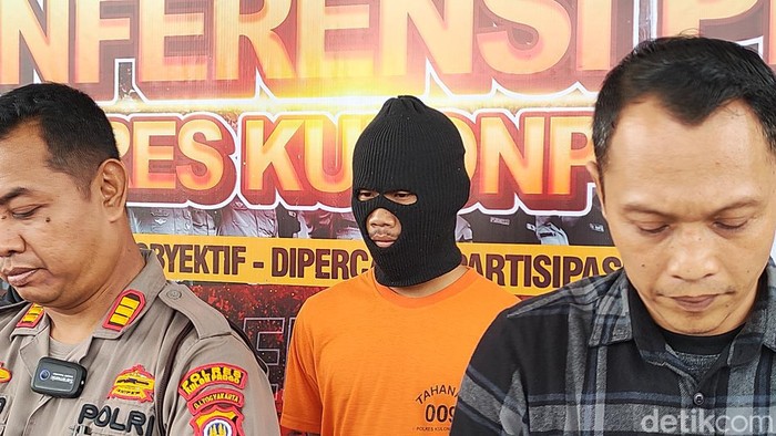Pelaku pencurian di 2 sekolah saat dihadirkan dalam jumpa pers di Mapolres Kulon Progo, Kamis (7/3).