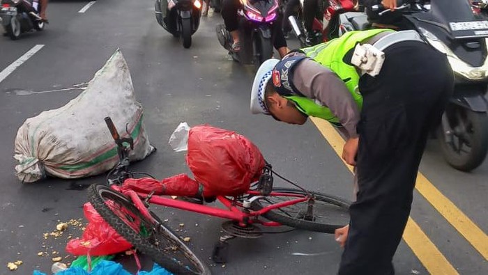 Seorang kakek pesepeda tewas tertabrak truk di Jalan Raya Bogor, Depok, Kamis (7/3/2024) pagi.