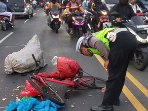 Kakek Pesepeda Tewas Tertabrak Truk di Jalan Raya Bogor Depok