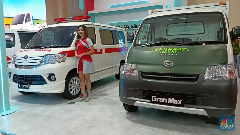 Seseorang berpose di depan Daihatsu Luxio yang telah diubah menjadi ambulans yang dipamerkan di Gaikindo Indonesia International Commercial Vehicle Expo (GIICOMVEC)., JCC Kamis (7/3/24). (CNBC Indonesia/Ferry Sandi)