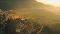 Lanskap berbatu yang nyaris seperti bulan di lembah gunung yang sempit ini menjadi kontras yang menarik saat berkendara dari pesisir pantai yang padat dan dipenuhi resor yang berjarak hanya beberapa mil jauhnya (Foto: iStock)