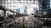 Kendaraan melintas di Tol Dalam Kota ruas Gatot Subroto, Jakarta, Kamis (7/3/2024). Setelah pengumuman kenaikan tarif tol Jakarta-Cikampek dan Jalan Layang MBZ. Enam ruas jalan tol dalam kota yang dikelola PT Jakarta Tollroad Development bakal mengalami penyesuaian tarif dalam waktu dekat.