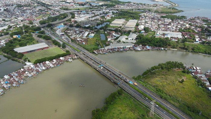 Foto udara sejumlah kendaraan melintas di Jalan Tol Insinyur Sutami, Makassar, Sulawesi Selatan, Kamis (7/3/2024). PT Jalan Tol Seksi Empat (JTSE) melakukan penyesuaian kenaikan tarif jalan tol di jalan tol seksi empat tersebut berdasarkan Surat Keputusan Menteri PUPR Nomor 457/KPTS/M/2024, mulai golongan kendaraan I hingga V dengan kenaikan tarif Rp500-Rp2.500. ANTARA FOTO/Arnas Padda/rwa.
