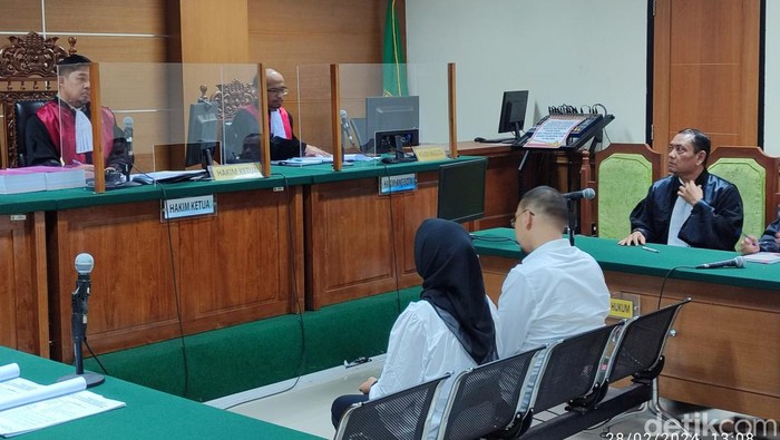 Sidang terdakwa pasutri pembobol bank Rp 5,1 miliar (Foto: Bahtiar/Detikcom)