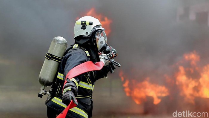 Simulasi Demonstran Bakar Bandara Banyuwangi Simulasi Demonstran Bakar Bandara Banyuwangi