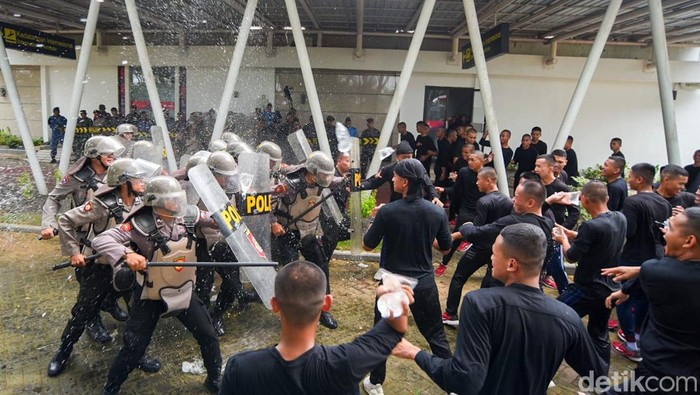 Simulasi Demonstran Bakar Bandara Banyuwangi Simulasi Demonstran Bakar Bandara Banyuwangi