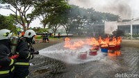 Akibat lemparan bom molotov muncul titik api baru yang memicu kebakaran. Tim pemadam kebakaran dari Pemkab dan SAR Banyuwangi pun diterjunkan.