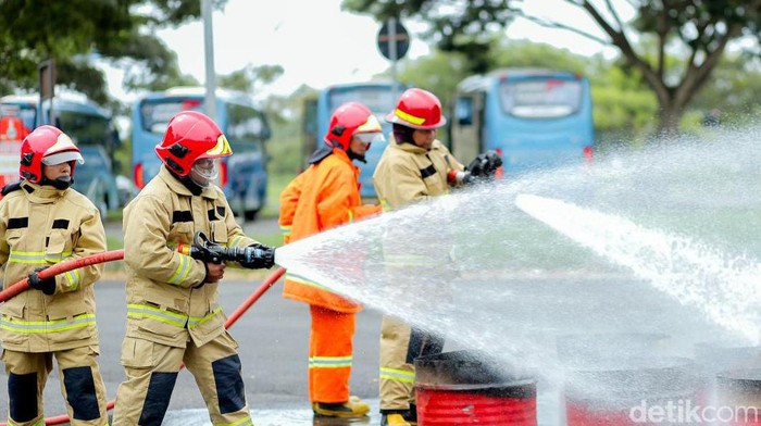 Simulasi Demonstran Bakar Bandara Banyuwangi Simulasi Demonstran Bakar Bandara Banyuwangi