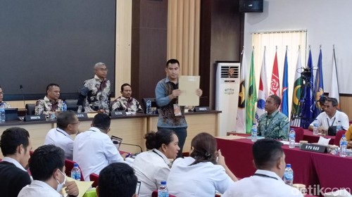 Suasana di ruang rapat KPU NTT, saat proses pleno rekapitulasi hari pertama, Rabu (6/3/2024). (Simon Selly/detikBali)